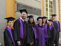 Unifest 2025: Dekan und Absolvent*innen der KTF