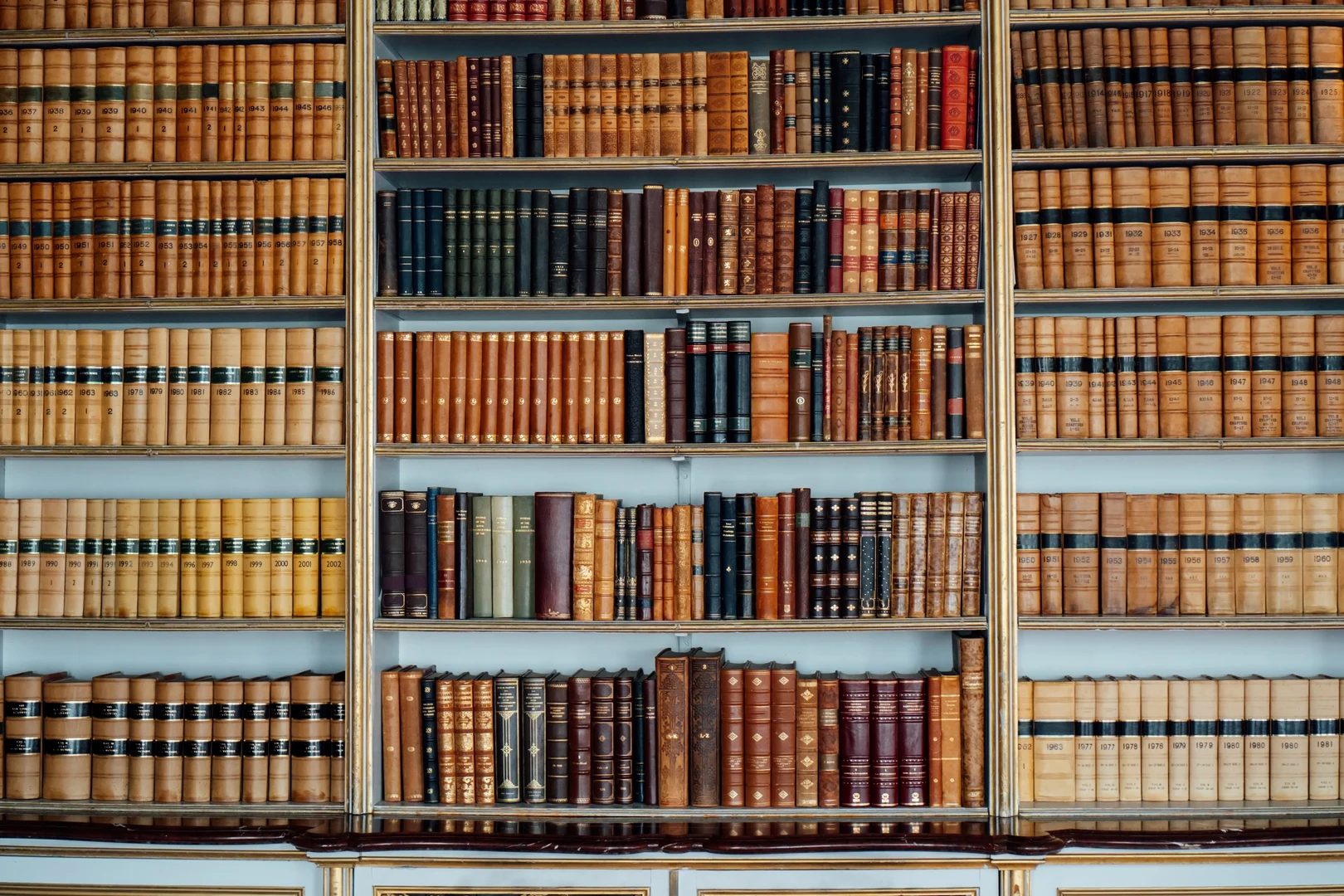 Eine Wissenschaftlerin und ein Wissenschaftler arbeiten hinter einer Glasfassade und mischen Chemikalien mit Großgeräten.