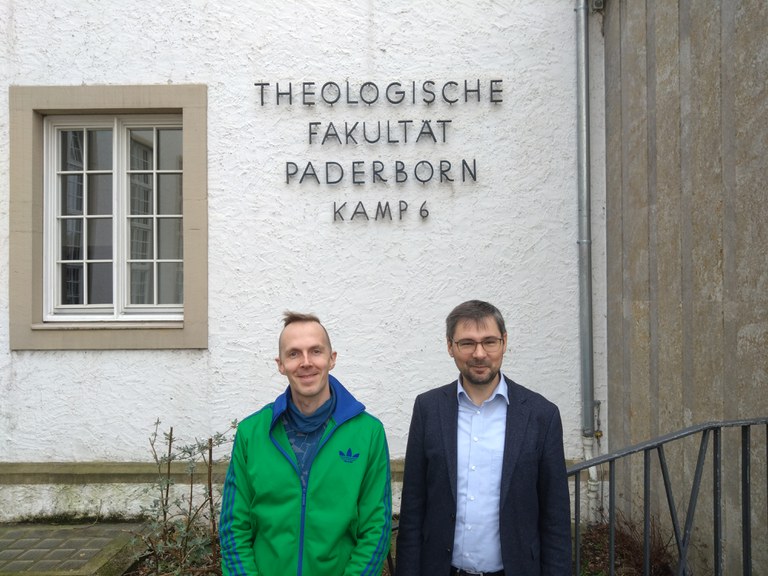 Prof. Dr. Christian Blumenthal und Prof. Dr. Daniel Lanzinger vor der Theologischen Fakultät Paderborn