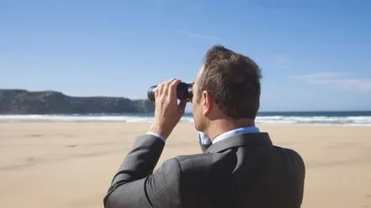 mann-mit-fernglas-100~_v-gseaclassicxl.jpg
