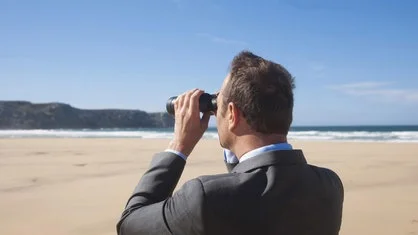 mann-mit-fernglas-100~_v-gseaclassicxl.jpg