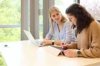 08_Rabinstraße Bibliothek Studis am Laptop.webp