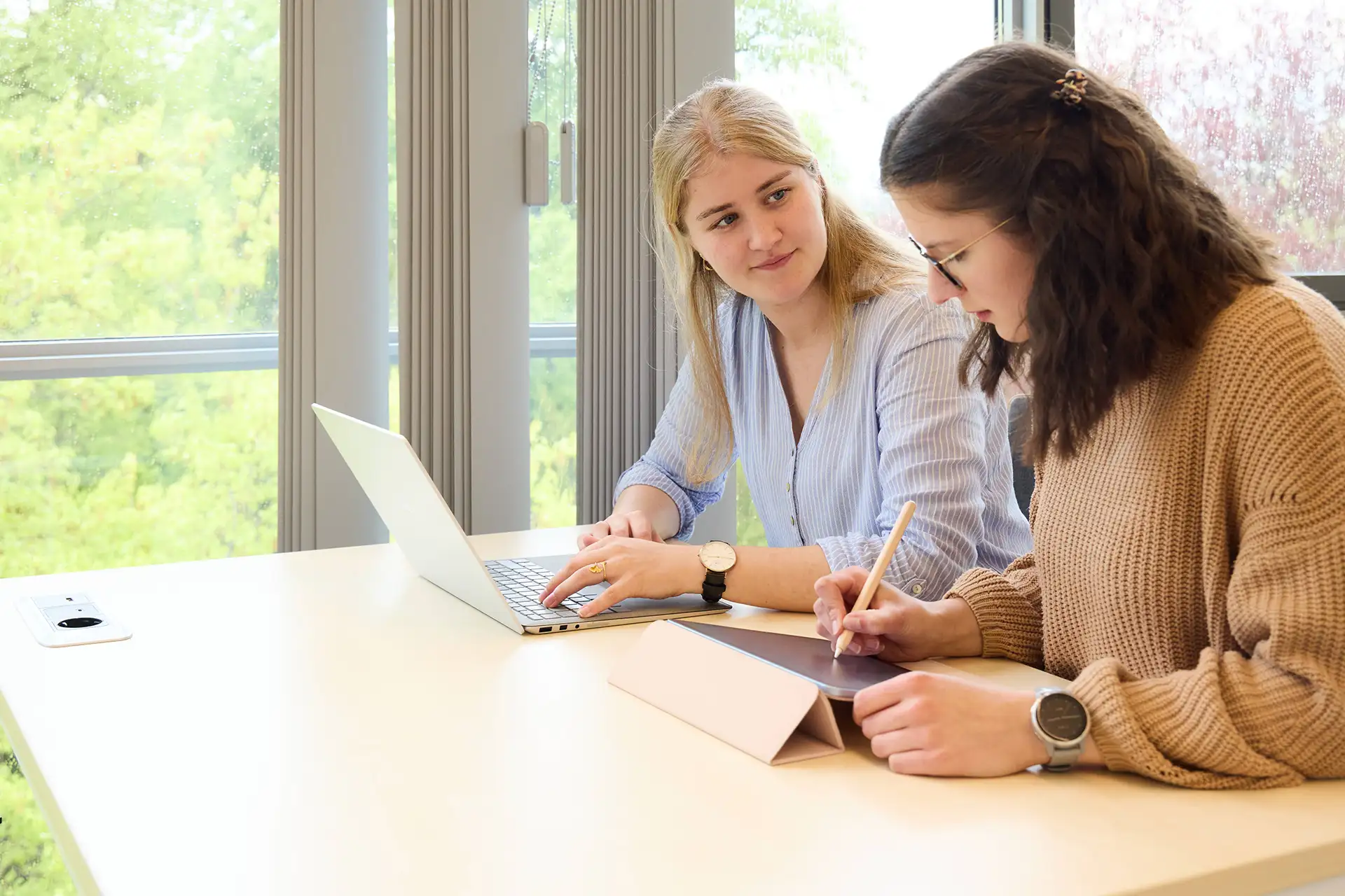 08_Rabinstraße Bibliothek Studis am Laptop.webp