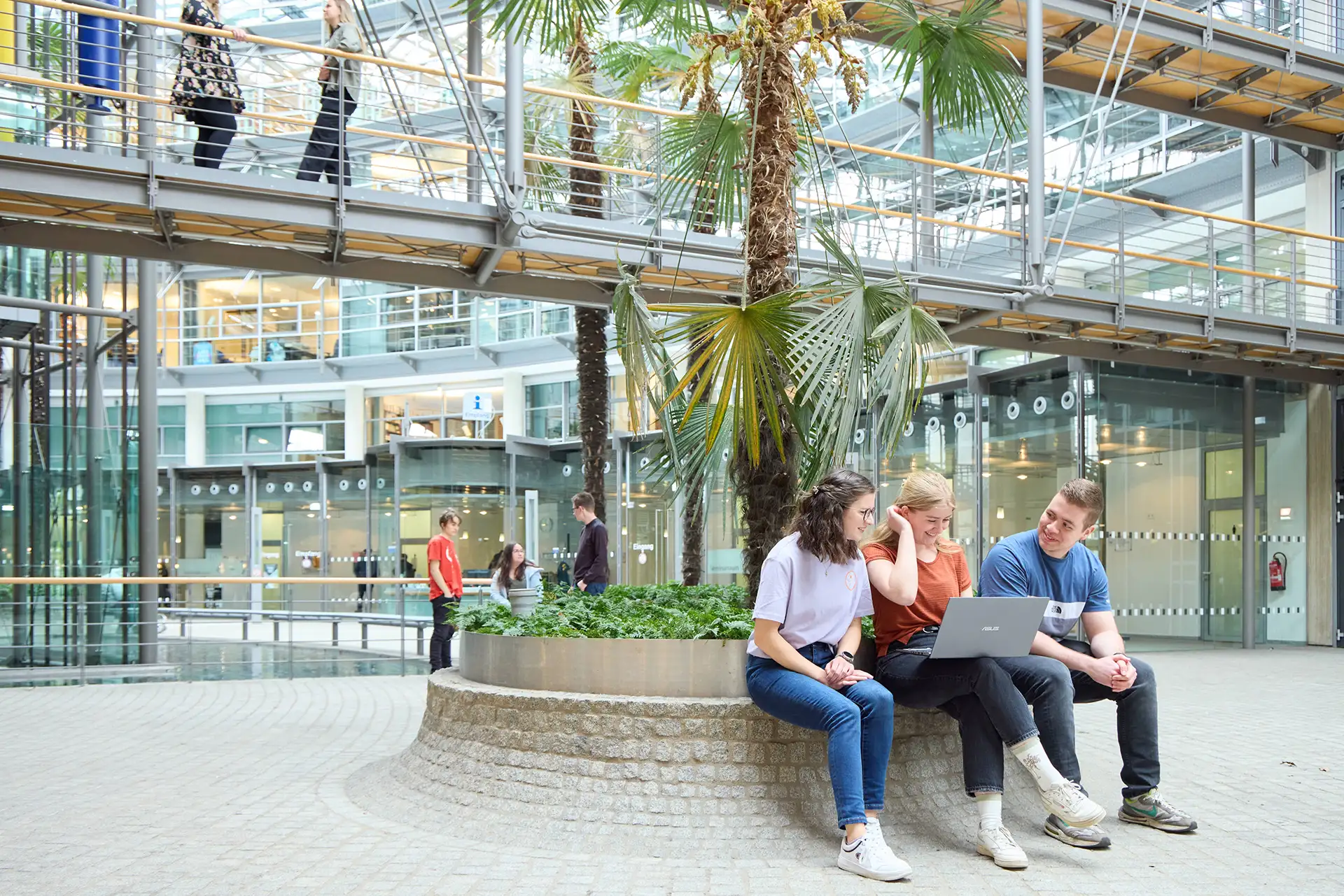 09_Rabinstraße Studis am Laptop.webp